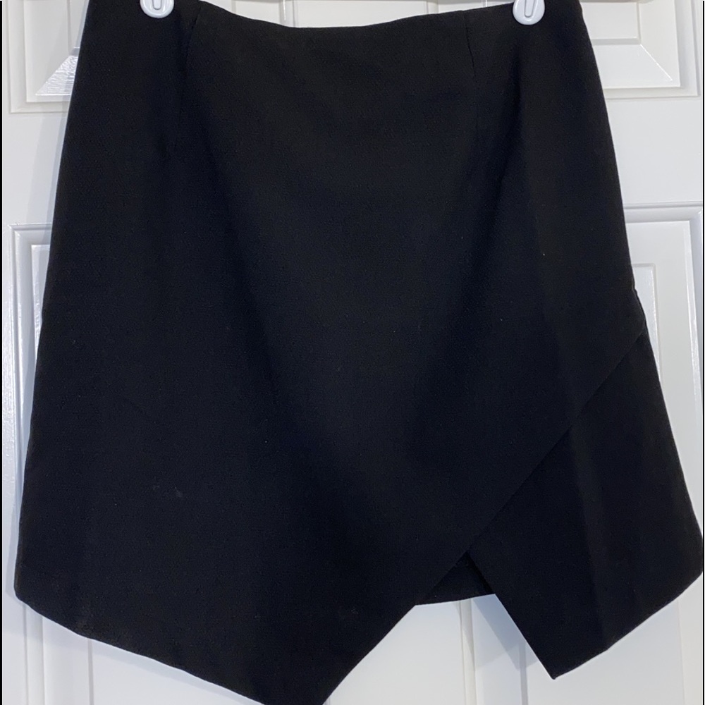 Material Girls Black Asymmetric Skirt — NEVER WORN (M)